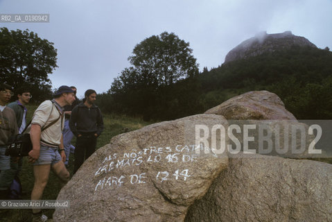( FRANCIA  )  MIDI-PYRENEES  IL CASTELLO DI MONTSEGUR ULTIMO RIFUGIO DELLA CHIESA CATARA SCRITTA INDIPENDENTISTA  © 1999 Graziano Arici/Rosebud2 / GEO ERESIA CATARA CATARI CROCIATA