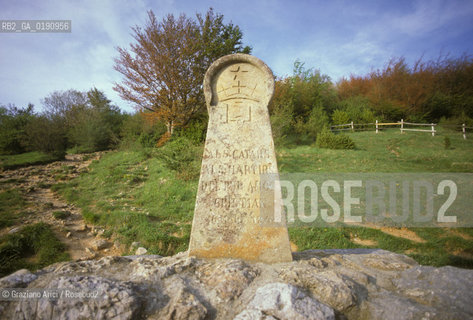 ( FRANCIA  )  MIDI-PYRENEES  IL CASTELLO DI MONTSEGUR ULTIMO RIFUGIO DELLA CHIESA CATARA  IL CIPPO CHE INDICA IL LUOGO DOVE FURONO BRUCIATI I CATARI © 1999 Graziano Arici/Rosebud2 / GEO ERESIA CATARA CATARI CROCIATA
