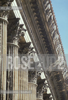 ( FRANCIA  )  LANGUEDOC-ROUSSILLON  NIMES : IL TEMPIO LA MAISON CARRE  © 1999 Graziano Arici/Rosebud2 / GEO