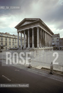 ( FRANCIA  )  LANGUEDOC-ROUSSILLON  NIMES : IL TEMPIO LA MAISON CARRE  © 1999 Graziano Arici/Rosebud2 / GEO