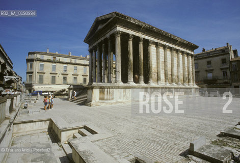 ( FRANCIA  )  LANGUEDOC-ROUSSILLON  NIMES : IL TEMPIO LA MAISON CARRE  © 1999 Graziano Arici/Rosebud2 / GEO