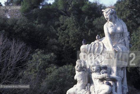( FRANCIA  )  LANGUEDOC-ROUSSILLON  NIMES : JARDIN DE LA FONTAINE  © 1999 Graziano Arici/Rosebud2 / GEO