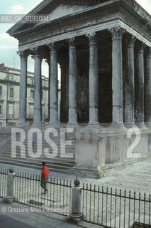 ( FRANCIA  )  LANGUEDOC-ROUSSILLON  NIMES : IL TEMPIO LA MAISON CARRE  © 1999 Graziano Arici/Rosebud2 / GEO