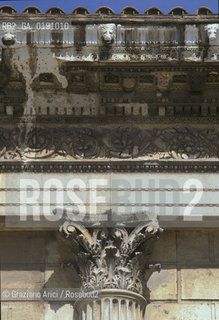 ( FRANCIA  )  LANGUEDOC-ROUSSILLON  NIMES : IL TEMPIO LA MAISON CARRE  © 1999 Graziano Arici/Rosebud2 / GEO