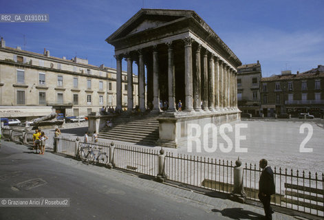 ( FRANCIA  )  LANGUEDOC-ROUSSILLON  NIMES : IL TEMPIO LA MAISON CARRE  © 1999 Graziano Arici/Rosebud2 / GEO