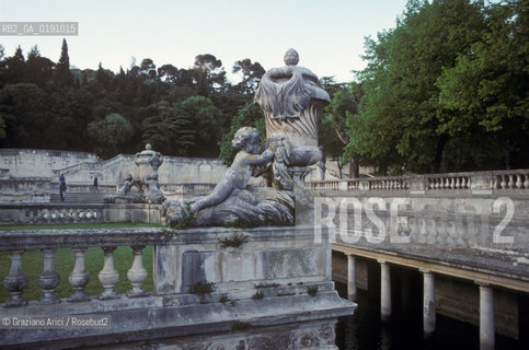 ( FRANCIA  )  LANGUEDOC-ROUSSILLON  NIMES : JARDIN DE LA FONTAINE  © 1999 Graziano Arici/Rosebud2 / GEO FONTANA SORGENTE ACQUA