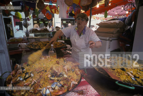 ( FRANCIA  )  LANGUEDOC-ROUSSILLON  NIMES : FERIA DES VENDANGES PAELLA © 1999 Graziano Arici/Rosebud2 / GEO GASTRONOMIA