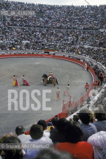 ( FRANCIA  )  LANGUEDOC-ROUSSILLON  NIMES : FERIA DES VENDANGES  ARENA CORRIDA © 1999 Graziano Arici/Rosebud2 / GEO