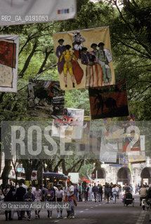 ( FRANCIA  )  LANGUEDOC-ROUSSILLON  NIMES : FERIA DES VENDANGES  BOULEVARD VICTOR HUGO © 1999 Graziano Arici/Rosebud2 / GEO
