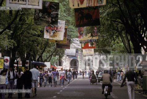 ( FRANCIA  )  LANGUEDOC-ROUSSILLON  NIMES : FERIA DES VENDANGES  BOULEVARD VICTOR HUGO  © 1999 Graziano Arici/Rosebud2 / GEO