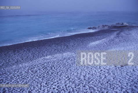 ( FRANCIA  )  PROVENCE-ALPES-COTE DAZUR NIZZA : LA SPIAGGIA SOTTO LA NEVE © 1999 Graziano Arici/Rosebud2 / GEO