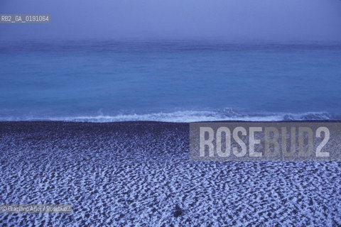 ( FRANCIA  )  PROVENCE-ALPES-COTE DAZUR NIZZA : LA SPIAGGIA SOTTO LA NEVE © 1999 Graziano Arici/Rosebud2 / GEO
