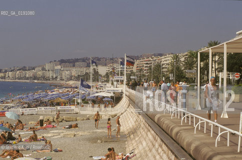 ( FRANCIA  )  PROVENCE-ALPES-COTE DAZUR NIZZA : LA SPIAGGIA E LA PROMENADE DES ANGLAIS  © 1999 Graziano Arici/Rosebud2 / GEO