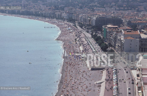 ( FRANCIA  )  PROVENCE-ALPES-COTE DAZUR NIZZA : LA PROMENADE DES ANGLAIS E LA SPIAGGIA  © 1999 Graziano Arici/Rosebud2 / GEO
