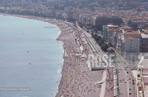 ( FRANCIA  )  PROVENCE-ALPES-COTE DAZUR NIZZA : LA PROMENADE DES ANGLAIS  E LA SPIAGGIA © 1999 Graziano Arici/Rosebud2 / GEO