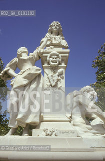 ( FRANCIA  )  LANGUEDOC-ROUSSILLON  PEZENAS : LA STATUA DI MOLIERE © 1999 Graziano Arici/Rosebud2 / GEO LETTERATURA