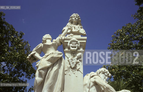 ( FRANCIA  )  LANGUEDOC-ROUSSILLON  PEZENAS : LA STATUA DI MOLIERE © 1999 Graziano Arici/Rosebud2 / GEO LETTERATURA TEATRO