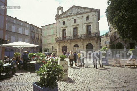 ( FRANCIA  )  LANGUEDOC-ROUSSILLON  PEZENAS : LA PLACE GAMBETTA © 1999 Graziano Arici/Rosebud2 / GEO LETTERATURA TEATRO