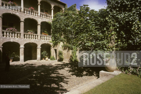 ( FRANCIA  )  LANGUEDOC-ROUSSILLON  PEZENAS : LA CORTE DELL HOTEL DALFONSE CHE MOLIERE  USO PER LE SUE RAPPRESENTAZIONI TEATRALI © 1999 Graziano Arici/Rosebud2 / GEO LETTERATURA TEATRO