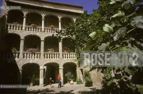 ( FRANCIA  )  LANGUEDOC-ROUSSILLON  PEZENAS : LA CORTE DELL HOTEL DALFONSE CHE MOLIERE  USO PER LE SUE RAPPRESENTAZIONI TEATRALI © 1999 Graziano Arici/Rosebud2 / GEO LETTERATURA TEATRO