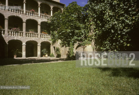 ( FRANCIA  )  LANGUEDOC-ROUSSILLON  PEZENAS : LA CORTE DELL HOTEL DALFONSE CHE MOLIERE  USO PER LE SUE RAPPRESENTAZIONI TEATRALI © 1999 Graziano Arici/Rosebud2 / GEO LETTERATURA TEATRO