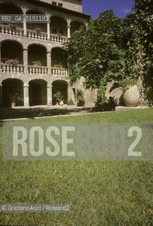 ( FRANCIA  )  LANGUEDOC-ROUSSILLON  PEZENAS : LA CORTE DELL HOTEL DALFONSE CHE MOLIERE  USO PER LE SUE RAPPRESENTAZIONI TEATRALI © 1999 Graziano Arici/Rosebud2 / GEO LETTERATURA TEATRO