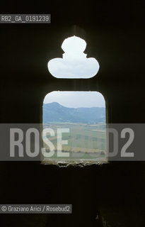 ( FRANCIA  )  LANGUEDOC-ROUSSILLON  PUIVERT : IL CASTELLO © 1999 Graziano Arici/Rosebud2 / GEO ERESIA CATARA CATARI CROCIATA FINESTRA