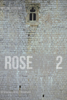 ( FRANCIA  )  LANGUEDOC-ROUSSILLON  PUIVERT : IL CASTELLO © 1999 Graziano Arici/Rosebud2 / GEO ERESIA CATARA CATARI CROCIATA FINESTRA