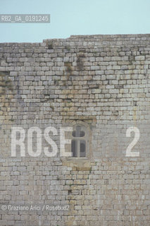 ( FRANCIA  )  LANGUEDOC-ROUSSILLON  PUIVERT : IL CASTELLO © 1999 Graziano Arici/Rosebud2 / GEO ERESIA CATARA CATARI CROCIATA FINESTRA