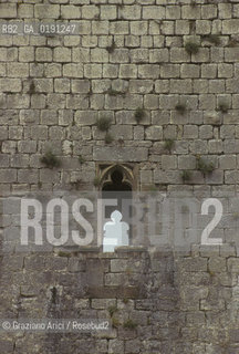 ( FRANCIA  )  LANGUEDOC-ROUSSILLON  PUIVERT : IL CASTELLO © 1999 Graziano Arici/Rosebud2 / GEO ERESIA CATARA CATARI CROCIATA FINESTRA
