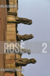 ( FRANCIA  )  MIDI-PYRENEES RODEZ  : CATTEDRALE DI NOTRE-DAME © 1999 Graziano Arici/Rosebud2 / GEO GOCCIOLATOI