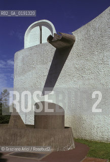 ( FRANCIA  )  ALSAZIA RONCHAMP  : CHIESA DI NOTRE-DAME-DU-HAUT DI LE CORBUSIER © 1999 Graziano Arici/Rosebud2 / GEO ARCHITETTURA CONTEMPORANEA GOCCIOLATOIO