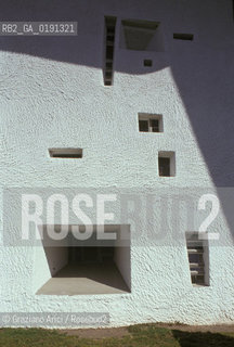 ( FRANCIA  )  ALSAZIA RONCHAMP  : CHIESA DI NOTRE-DAME-DU-HAUT DI LE CORBUSIER © 1999 Graziano Arici/Rosebud2 / GEO ARCHITETTURA CONTEMPORANEA FINESTRA