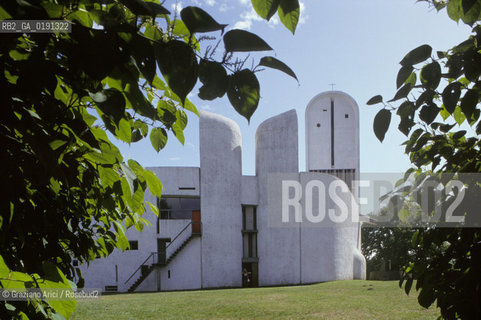 ( FRANCIA  )  ALSAZIA RONCHAMP  : CHIESA DI NOTRE-DAME-DU-HAUT DI LE CORBUSIER © 1999 Graziano Arici/Rosebud2 / GEO ARCHITETTURA CONTEMPORANEA