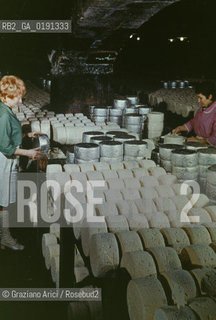 ( FRANCIA  )  MIDI-PYRENEES ROQUEFORT-SUR-SOULZON : CASEIFICIO  SOCIETE  FABBRICAZIONE DEL FORMAGGIO ROQUEFORT © 1999 Graziano Arici/Rosebud2 / GEO GASTRONOMIA