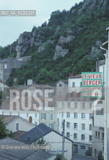 ( FRANCIA  )  MIDI-PYRENEES ROQUEFORT-SUR-SOULZON : IL PAESE FABBRICAZIONE DEL FORMAGGIO ROQUEFORT © 1999 Graziano Arici/Rosebud2 / GEO GASTRONOMIA