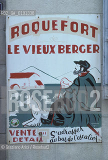 ( FRANCIA  )  MIDI-PYRENEES ROQUEFORT-SUR-SOULZON : INSEGNA FABBRICAZIONE DEL FORMAGGIO ROQUEFORT © 1999 Graziano Arici/Rosebud2 / GEO GASTRONOMIA
