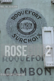 ( FRANCIA  )  MIDI-PYRENEES ROQUEFORT-SUR-SOULZON : INSEGNA FABBRICAZIONE DEL FORMAGGIO ROQUEFORT © 1999 Graziano Arici/Rosebud2 / GEO GASTRONOMIA