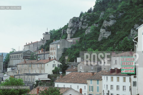 ( FRANCIA  )  MIDI-PYRENEES ROQUEFORT-SUR-SOULZON : IL PAESE FABBRICAZIONE DEL FORMAGGIO ROQUEFORT © 1999 Graziano Arici/Rosebud2 / GEO GASTRONOMIA
