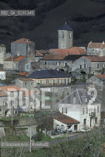 ( FRANCIA  )  LANGUEDOC-ROUSSILLON ALTIPIANO DEL LARZAC CAUSSE : LA CITTA TEMPLARE DI STE-EULALIE-DE-CERNON © 1999 Graziano Arici/Rosebud2 / GEO TEMPLARI