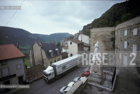 ( FRANCIA  )  MIDI-PYRENEES ROQUEFORT-SUR-SOULZON : IL PAESE CASEIFICIO  SOCIETE  FABBRICAZIONE DEL FORMAGGIO ROQUEFORT © 1999 Graziano Arici/Rosebud2 / GEO GASTRONOMIA