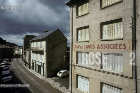 ( FRANCIA  )  MIDI-PYRENEES ROQUEFORT-SUR-SOULZON : IL  PAESE FABBRICAZIONE DEL FORMAGGIO ROQUEFORT © 1999 Graziano Arici/Rosebud2 / GEO GASTRONOMIA