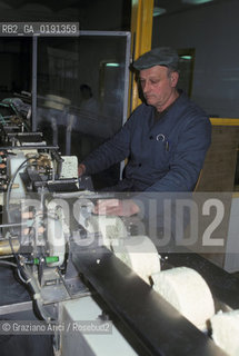 ( FRANCIA  )  MIDI-PYRENEES ROQUEFORT-SUR-SOULZON : CASEIFICIO  SOCIETE  FABBRICAZIONE DEL FORMAGGIO ROQUEFORT © 1999 Graziano Arici/Rosebud2 / GEO GASTRONOMIA