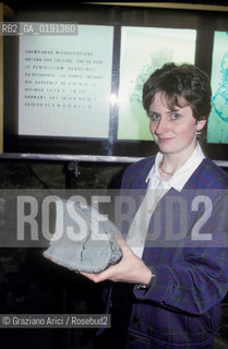 ( FRANCIA  )  MIDI-PYRENEES ROQUEFORT-SUR-SOULZON : CASEIFICIO  SOCIETE  FABBRICAZIONE DEL FORMAGGIO ROQUEFORT MUFFA SUL PANE © 1999 Graziano Arici/Rosebud2 / GEO GASTRONOMIA