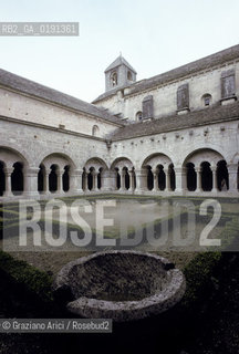 ( FRANCIA  )  PROVENCE-ALPES-COTE DAZUR ABBAZIA DI SENANQUE CHIOSTRO  © 1999 Graziano Arici/Rosebud2 / GEO