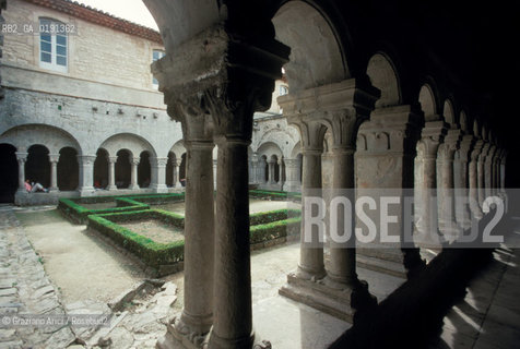 ( FRANCIA  )  PROVENCE-ALPES-COTE DAZUR ABBAZIA DI SENANQUE CHIOSTRO  © 1999 Graziano Arici/Rosebud2 / GEO