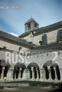 ( FRANCIA  )  PROVENCE-ALPES-COTE DAZUR ABBAZIA DI SENANQUE CHIOSTRO  © 1999 Graziano Arici/Rosebud2 / GEO VIOLA