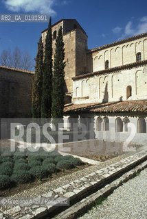( FRANCIA  )  LANGUEDOC-ROUSSILLON SAINT-GUILHEM-LE-DESERT CHIESA ABBAZIALE CHIOSTRO © 1999 Graziano Arici/Rosebud2 / GEO