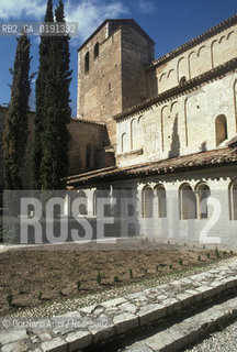 ( FRANCIA  )  LANGUEDOC-ROUSSILLON SAINT-GUILHEM-LE-DESERT CHIESA ABBAZIALE CHIOSTRO © 1999 Graziano Arici/Rosebud2 / GEO