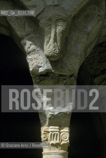( FRANCIA  )  LANGUEDOC-ROUSSILLON SAINT-GUILHEM-LE-DESERT CHIESA ABBAZIALE CHIOSTRO © 1999 Graziano Arici/Rosebud2 / GEO MASCHERONE CAPITELLO